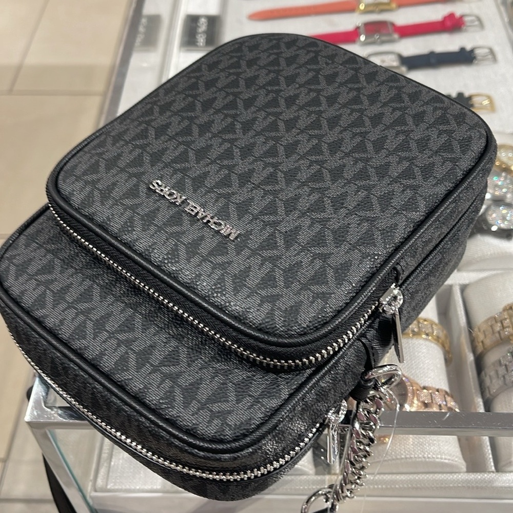 MICHAEL KORS Jet Set Travel Medium Logo Crossbody Flight Bag
Black
NWT - Picture 3 of 16